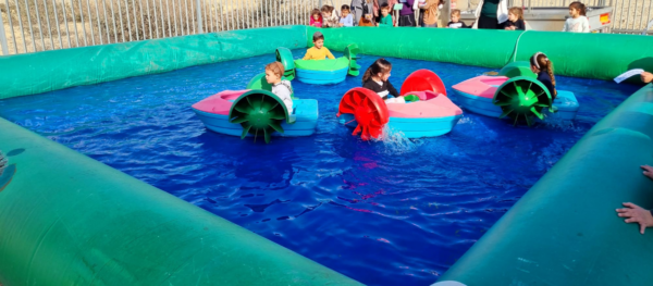 ⁦בריכה ענקית וסירות פדלים | השכרת מתנפח מים⁩ – תמונה ⁦4⁩
